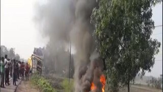 কাঁথিতে দুর্ঘটনার পর পুলিশের গাড়িতে আগুন ধরিয়ে দেয় ক্ষুব্ধ জনতা৷ কাঁথিতে দুর্ঘটনার পর পুলিশের গাড়িতে আগুন ধরিয়ে দেয় ক্ষুব্ধ জনতা৷
