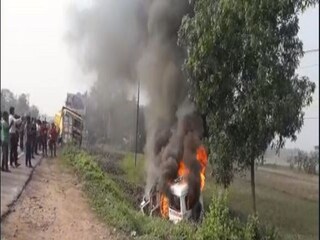 কাঁথিতে দুর্ঘটনার পর পুলিশের গাড়িতে আগুন ধরিয়ে দেয় ক্ষুব্ধ জনতা৷ 