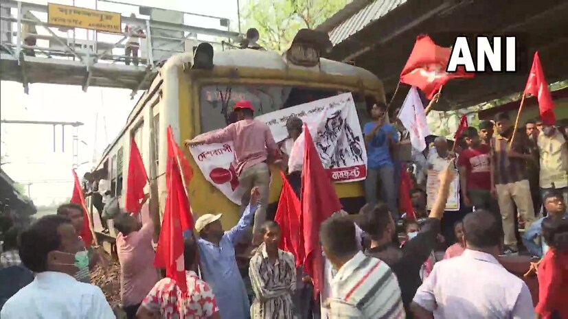 জেলায় জেলায় বিক্ষিপ্ত অশান্তি দেখা যায় সোমবার সকাল থেকেই। কোচবিহারে সরকারি বাস লক্ষ্য করে ইট ছোঁড়ার অভিযোগ ওঠে বন্‌ধ সমর্থকদের বিরুদ্ধে। ব্যাপক ক্ষতিগ্রস্ত হয়েছে বাসটি। বিভিন্ন জেলায় বলপূর্বক দোকানপাট বন্ধ করে দেওয়ার অভিযোগও উঠছে বামেদের বিরুদ্ধে। সব মিলিয়ে বামেদের বিক্ষোভের মিশ্র প্রতিক্রিয়া বাংলায়। Photo Courtesy : ANI 