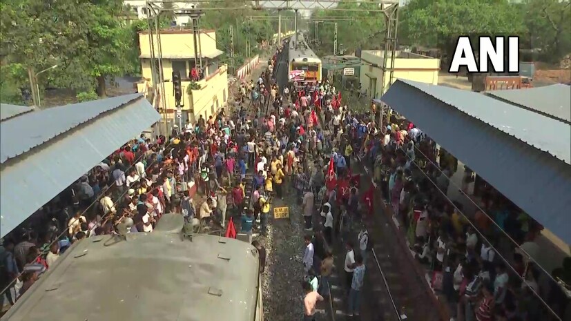 অন্যদিকে রেল অবরোধে  (Left Bandh Bengal)শিয়ালদা দক্ষিণ শাখায় ট্রেন চলাচল অনিয়মিত হয়ে পরে। বিটি রোড চিড়িয়ামোড় অবরোধ বনধ সমর্থকদের। Photo Courtesy : ANI 