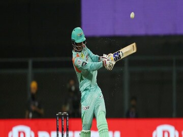 ব্যাট হাতে দুর্দান্ত লড়াই করলেন দীপক হুদা