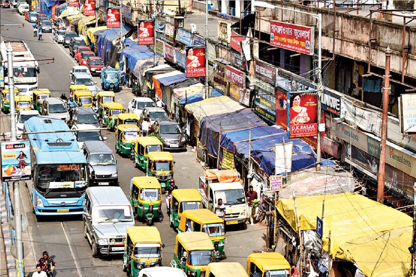 *কলকাতা পুলিশের (Kolkata Police) তরফে জানানো হয়েছে, মিনিবাস, গাড়ি গড়িয়াহাট উড়ালপুল ব্যবহার করে সেগুলিকে অন্যপথে ঘুরিয়ে দেওয়া হবে। ফাইল ছবি।