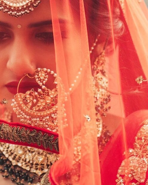 পারিবারিক কাউন্সেলিং সেন্টার স্বামীকে প্রথম স্ত্রীর সঙ্গে ১৫ দিন এবং দ্বিতীয় স্ত্রীর সঙ্গে ১৫ দিন থাকার নির্দেশ দিয়েছে।