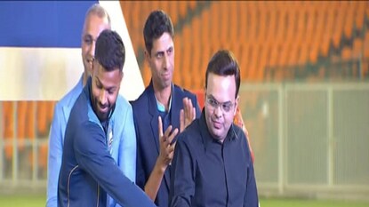 গুজরাত টাইটানস জার্সি উদ্বোধন অনুষ্ঠানে হার্দিক পান্ডিয়া এবং বিসিসিআই সচিব জয় শাহ গুজরাত টাইটানস জার্সি উদ্বোধন অনুষ্ঠানে হার্দিক পান্ডিয়া এবং বিসিসিআই সচিব জয় শাহ