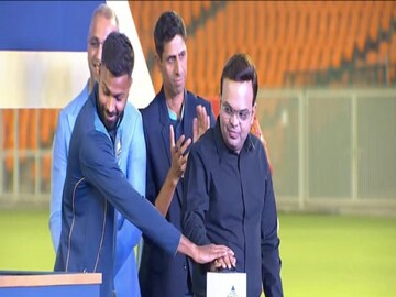 গুজরাত টাইটানস জার্সি উদ্বোধন অনুষ্ঠানে হার্দিক পান্ডিয়া এবং বিসিসিআই সচিব জয় শাহ