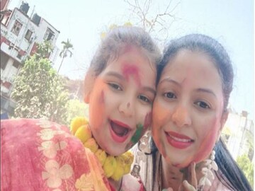 Mohammed Shami and Hasin Jahan's daughter perform during dol utsav -Photo Courtesy- Hasin Jahan/Instagram 