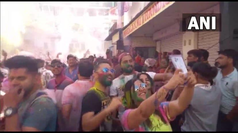 পঞ্জাবেও দেখা গেল দোলের দিনের নানা ছবি। মানুষ যেন ফের একবার নিশ্চিন্ত হয়ে আনন্দে মেতে উঠলেন। photo source ANI