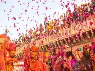 watch holi celebration video from vrindavan's banke bihari temple
