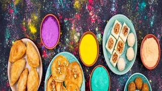 আপনার প্রিয়জন যদি মিষ্টি ভালবাসেন তাহলে দোলে তো  আপনাকে আর কিছু ভাবতেই হবে না। সাজিয়ে দিম মিষ্টির ডালি। রকমারি চকোলেটও দিতে পারেন। 