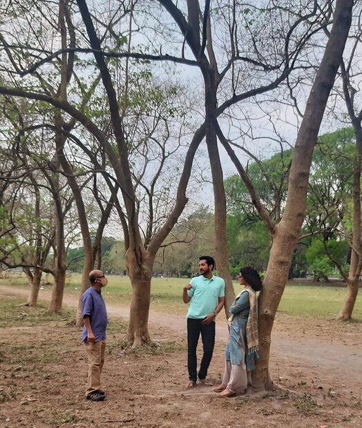 স্ক্রিপ্ট বোঝানো থেকে শট বুঝে নেওয়া সবটাই দক্ষ হাতে সামলালেন শ্রীজাত।  শ্রীজাত তাঁর সোশ্যাল মাধ্যমে 'মানবজমিন'-এর প্রথম দিনের শ্যুটিংয়ের ছবি শেয়ার করেছেন।  photo source Facebook 