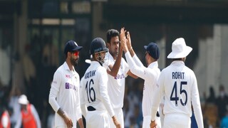 প্রথম সেশনের শেষে দুটি উইকেট নিয়েছেন অশ্বিন