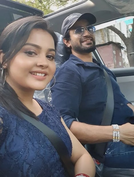 *সম্প্রতি সেই পরিবারেই বেড়েছে সদস্য সংখ্যা। দুই থেকে তিন হয়েছেন তাঁরা। ভাবছেন তো, এই তো পাহাড় থেকে ছবি শেয়ার করেছিলেন দু'জনে, সেখানে নবনীতাকে দেলহে কোনওভাবেই বোঝা জায়নি তিনি মা হতে চলেছেন। (ছবি সৌজন্যে-নবনীতার ফেসবুক) 