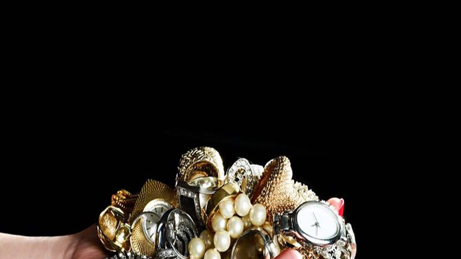 Jewellery Stains সাধের গয়নায় বিশ্রী কালো ছোপ! এভাবে রাখলে গয়না