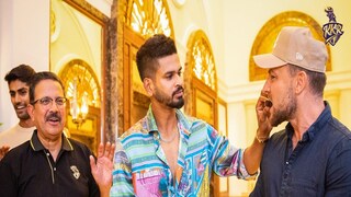 টিম হোটেলে কোচ ব্রেন্ডন ম্যাককালামকে কেক খাইয়ে দিচ্ছেন শ্রেয়স আইয়ার