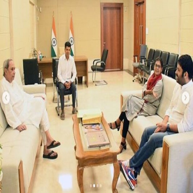 সোফায় বসে তাঁরা কোনও একটি বিষয় নিয়ে আলোচনা করছেন দেখতে পাওয়া যাচ্ছে ৷