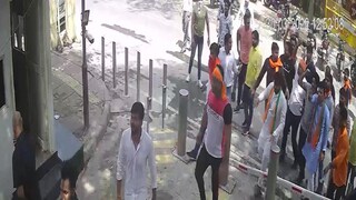 অরবিন্দ কেজরীওয়ালের বাড়ির বাইরে বিজেপি কর্মীরা৷ 