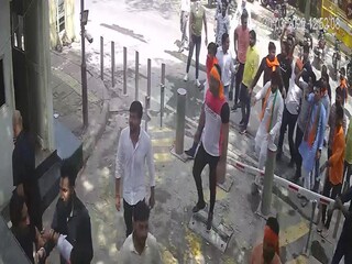 অরবিন্দ কেজরীওয়ালের বাড়ির বাইরে বিজেপি কর্মীরা৷ 