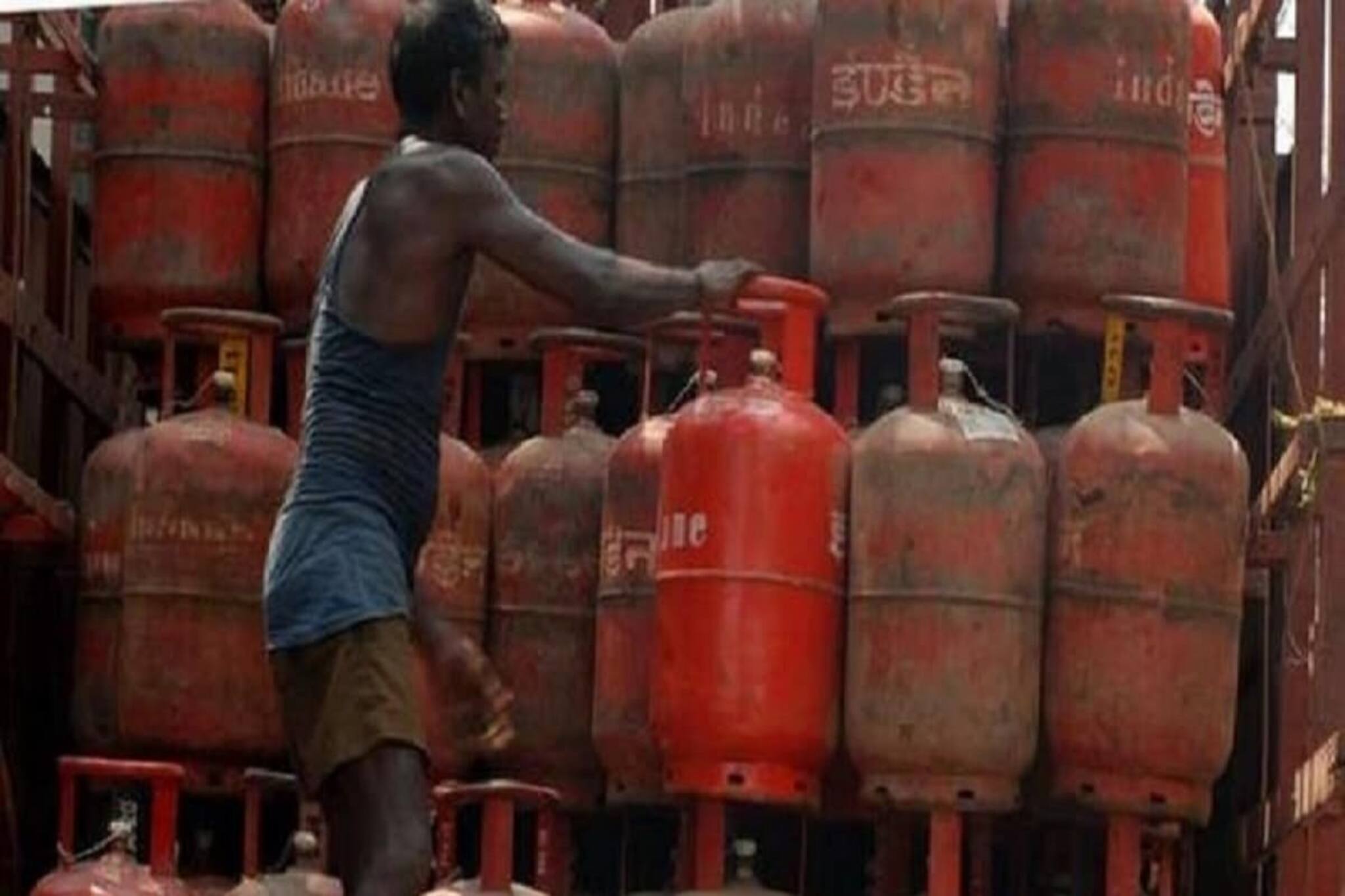 ৫০ টাকা দাম বাড়ল রান্নার গ্যাসের, কী বলছেন সাধারণ মানুষ?
