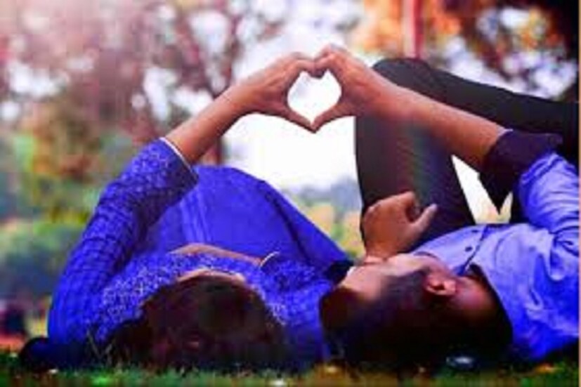 এর প্রভাবে আপনার মনোরম স্বভাব আপনার সঙ্গীকে আপনার কাছাকাছি নিয়ে আসবে। সে আপনার মনের সব কথা খুলে বলতে পারবে। সবসময় হাসিখুশি থাকার অভ্যাস গড়ে তুলুন। আপনার মন থেকে দুশ্চিন্তা দূর করুন এবং ভালভাবে চিন্তা করুন। এমন পরিস্থিতিতে আপনার সম্পর্কের (Relationship Tips) মধ্যে কোনও তিক্ততা থাকবে না। প্রতীকী ছবি।