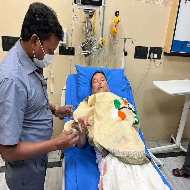 প্রসঙ্গত, মঙ্গলবার ফের অসুস্থ হয়ে হাসপাতালে ভর্তি হন কামারহাটির বিধায়ক তথা তৃণমূল কংগ্রেস নেতা মদন মিত্র (Madan Mitra)। গলার সমস্যা নিয়ে এসএসকেএম হাসপাতালে ভর্তি করা হয় তাঁকে। জানা যায় মদন মিত্রের গলায় অস্ত্রপচার করা হবে। তাঁর গলায় টিউমার রয়েছে বলেও জানা যায়। পরে আজই সেই অস্ত্রোপচার সফলভাবে সম্পন্ন হয়। অস্ত্রোপচার করে বাদ দেওয়া হয়েছে ভোকাল কর্ডের পলিপ।