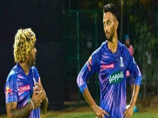 অনুশীলনে মালিঙ্গার সঙ্গে কথা বলছেন প্রসিদ্ধ কৃষ্ণ অনুশীলনে মালিঙ্গার সঙ্গে কথা বলছেন প্রসিদ্ধ কৃষ্ণ