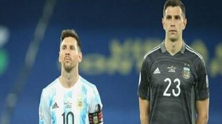 মেসির জার্সি পেতে আর্জেন্টিনা ম্যাচের পর লাইনে থাকেন স্পন্সররা মেসির জার্সি পেতে আর্জেন্টিনা ম্যাচের পর লাইনে থাকেন স্পন্সররা