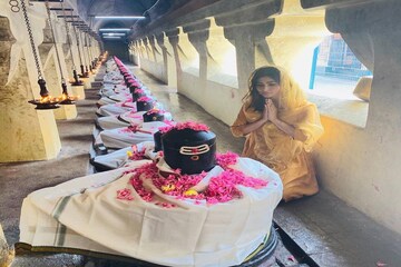 খোলা চুল উড়ছে হাওয়ায়, শাঁখা-সিঁদুরে নববধূ মৌনি মগ্ন শিবরাত্রির পুজোয়, ভাইরাল ছবি খোলা চুল উড়ছে হাওয়ায়, শাঁখা-সিঁদুরে নববধূ মৌনি মগ্ন শিবরাত্রির পুজোয়, ভাইরাল ছবি
