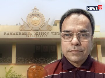  শিক্ষক মানস চক্রবর্তী। 