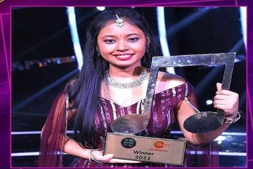 বহুদিন পরে স্কুলে এসেই শিক্ষিকাদের সঙ্গে দেখা করে তাঁদের আশীর্বাদ নিয়েছেন সারেগামাপা মঞ্চে বাংলার মুখ উজ্জ্বল করেছেন নীলাঞ্জনা রায় ৷ তিনি বিজয়ী হয়ে জাতীয় মঞ্চে বাংলাকে সত্যি সত্যি গর্বিত করেছেন ৷ ছবি সৌজন্যে ইনস্টাগ্রাম ৷