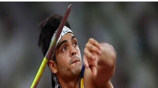 অলিম্পিকে সোনা জয় তো আছেই। নীরজের ফ্যাশন সেন্সেও কাত ৮ থেকে ৮০। অ্যাথলিট হওয়ায় এমনিতেই ছিপছিপে অথচ পেশিবহুল শরীর। আর তার সঙ্গে যোগ হয়েছে কাঁধ পর্যন্ত ছাপানো চুল। একটা সাক্ষাৎকারে নিজেই বলেছিলেন, ‘কাউকে দেখে নয়, নিজেই নিজের চুল লম্বা রাখি’।