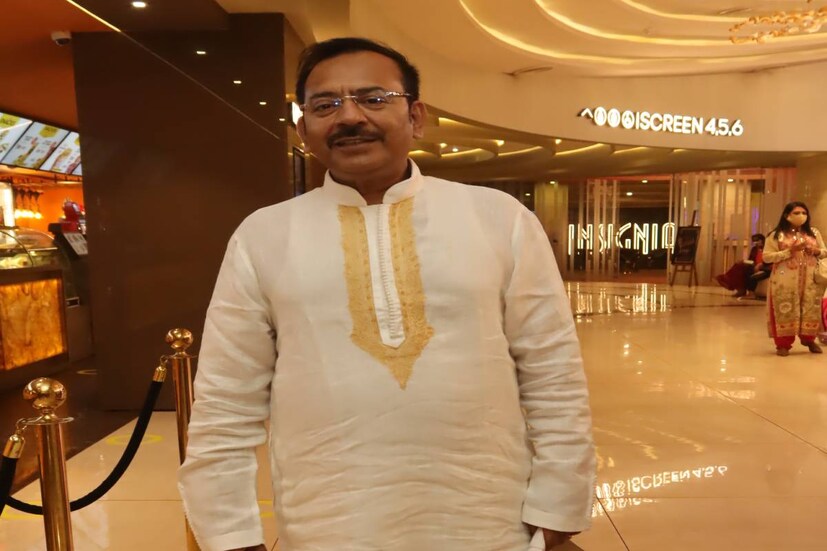 মাল্টিস্টারার বলতে যা বোঝায় এই ছবি এক্কেবারে তাই। ঝকঝকে জনপ্রিয় মুখ নিয়ে আদ্যোপান্ত পারিবারিক গল্প দর্শকদের উপহার দিতে চলেছেন রাজর্ষি দে। সম্প্রতি কলকাতায় ছিল ছবির ট্রেলার লঞ্চ । যেহেতু মাল্টিস্টারার ছবি সেই কারণেই ট্রেলার লঞ্চেও যেন চাঁদের হাট ।ছবির শিল্পী এবং কলাকুশলী ছাড়াও হাজির ছিলেন মন্ত্রী অরূপ বিশ্বাস।
