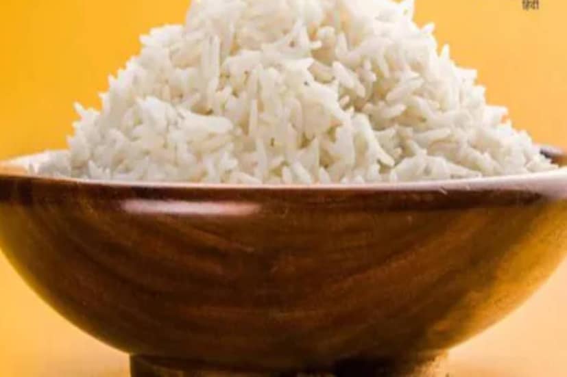 ভাত ছাড়া বাঙালির খাবার অসম্পূর্ণ৷ ভাত ঝরঝরে না হলে খাওয়ার মজাই মাটি! সঙ্গে যতই লোভনীয় পদ থাকুক না কেন, ভাতের গুণমান ভাল না হলে খেতে ভাল লাগবে না৷( tips to cook perfect and fluffy rice)