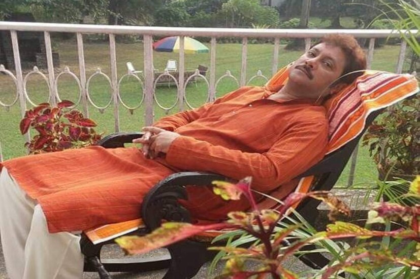 হৃদরোগ হানা দিতে পারে যখন তখন৷ বয়স চল্লিশ কি পঞ্চাশের কোঠাতে থাকলেও আচমকাই নিজের কাজ থেকে অবসর নিতে পারে হৃদযন্ত্র৷ সিদ্ধার্থ শুক্লর পরে অভিষেক চট্টোপাধ্যায়ের অকালপ্রয়াণ চোখে আঙুল দিয়ে দেখিয়ে দিচ্ছে হৃদরোগ চিকিৎসার কোনও সুযোগই দিচ্ছে না৷(Reasons behind heart attack at young age)