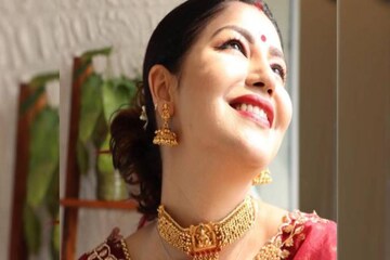 লাল পোশাকের সঙ্গে কপালে চন্দনের ফোঁটা, সাধভক্ষণে দেবিনা যেন বিয়ের কনে