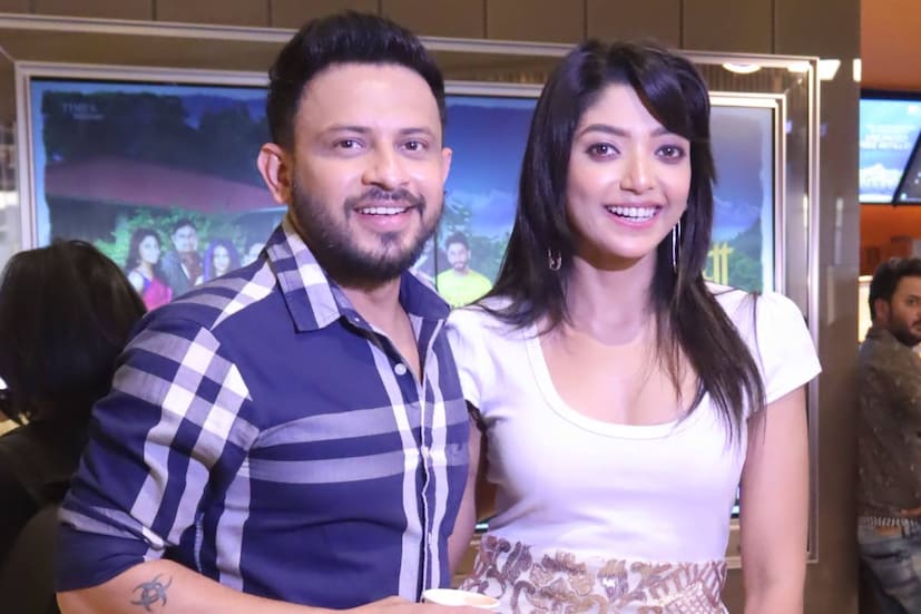 লকডাউনের আগে থেকেই পরিচালক রাজর্ষি দে-এর 'আবার কাঞ্চনজঙ্ঘা' ছবির পরিকল্পনা পর্ব চলেছে । গত বছর বহু চেষ্টা করেও ছবির মুক্তি করানো সম্ভব হয়নি পরিচালক-প্রযোজকের পক্ষে। অনেকগুলো বাধা অতিক্রম করে শেষমেষ প্রেক্ষাগৃহে মুক্তি পাবে 'আবার কাঞ্চনজঙ্ঘা'।(Abar Kangchenjunga) 