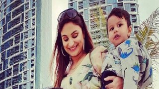 ডিম্পির বেবি বাম্পে চুমু এঁকে দিচ্ছে তার খুদে মেয়ে