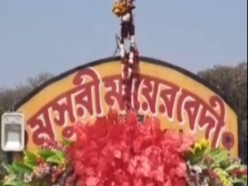 পুজোকে ঘিরে ছোট আকারে মেলাও বসে এলাকায়