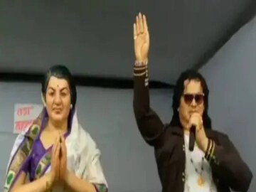 কিংবদন্তি শিল্পী প্রয়াত লতা মঙ্গেশকর ও বাপ্পি লাহিড়ীর মূর্তি তৈরি করে তিনি সকলের নজর কেড়ে নিয়েছেন
