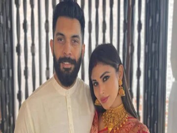 মৌনীর পরনের শাড়ি ও অলঙ্কার কেড়ে নিয়েছে নেটিজেনদের মন