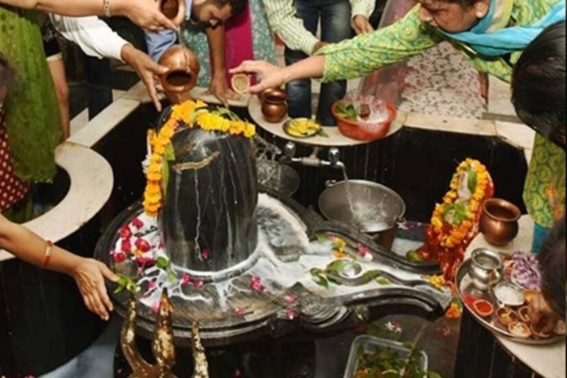 সমুদ্রমন্থনে উত্থিত গরল কণ্ঠে ধারণ করে শিব (Lord Shiva) হলেন নীলকণ্ঠ৷ গরলে তীব্রতা দূর করতেও উৎসর্গ করা হয় মধু, দুধ ও দই৷ 
