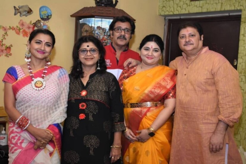 রচনা, লাবণি এবং কৌশিক ছিলেন অভিষেকের অন্তরঙ্গ বন্ধু৷ তাঁদের ছাড়া কোনও আনন্দই তাঁর সম্পূর্ণ হত না৷ 
