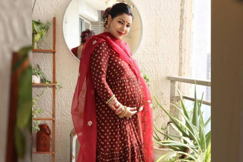 সম্প্রতি দেবিনা সোশ্যাল মিডিয়ায় শেয়ার করেছিলেন তাঁর সাধভক্ষণ অনুষ্ঠান বা বেবি শাওয়ার-এর ছবি। অনুরাগীরা মুগ্ধ তাঁর সাধভক্ষণের অনুষ্ঠানের ছবি দেখে।