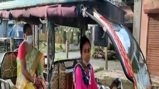 টোটো চালিয়ে দিব্যি একটি সংসার চালাচ্ছেন ধূপগুড়ির স্বদেশী বিশ্বাস টোটো চালিয়ে দিব্যি একটি সংসার চালাচ্ছেন ধূপগুড়ির স্বদেশী বিশ্বাস