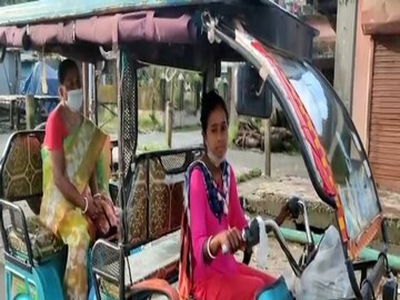 টোটো চালিয়ে দিব্যি একটি সংসার চালাচ্ছেন ধূপগুড়ির স্বদেশী বিশ্বাস