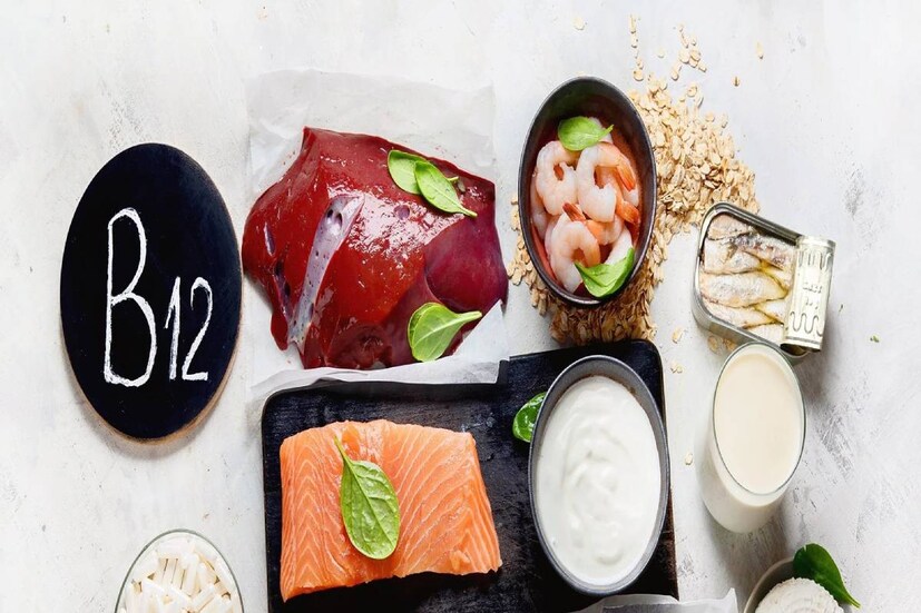 অক্সিজেন ও অন্যান্য প্রয়োজনীয় পুষ্টিকর জিনিস স্ক্যাল্পে পৌঁছে দেয় ভিটামিন বি৷ গোটা দানাশস্য, কলা, ডালের মতো খাবারে প্রচুর ভিটামিন বি আছে৷ 