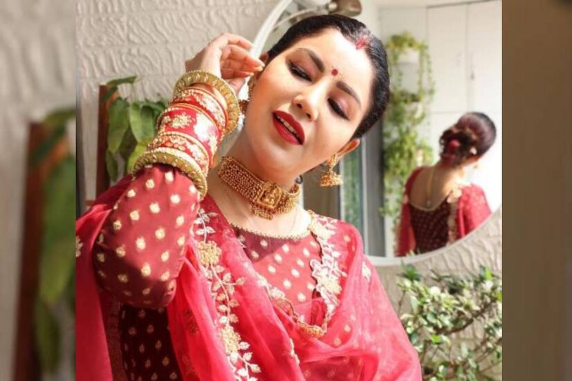 উজ্জ্বল লাল পোশাকের সঙ্গে সাবেক নক্সার সোনার গয়নায় দেবিনা এখানে অপরূপা। অন্তঃসত্ত্বা হওয়ার পর একাধিক ছবি তিনি শেয়ার করেছেন ইনস্টাগ্রামে। সেখানে স্থান পেয়েছিল মুড স্যুইং থেকে খাবারের প্রতি আকর্ষণ।