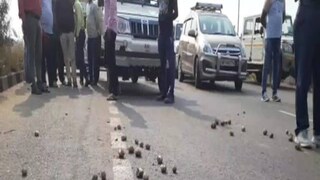 অবরোধের জেরে চরম দুর্ভোগে পড়েন যাত্রীরা