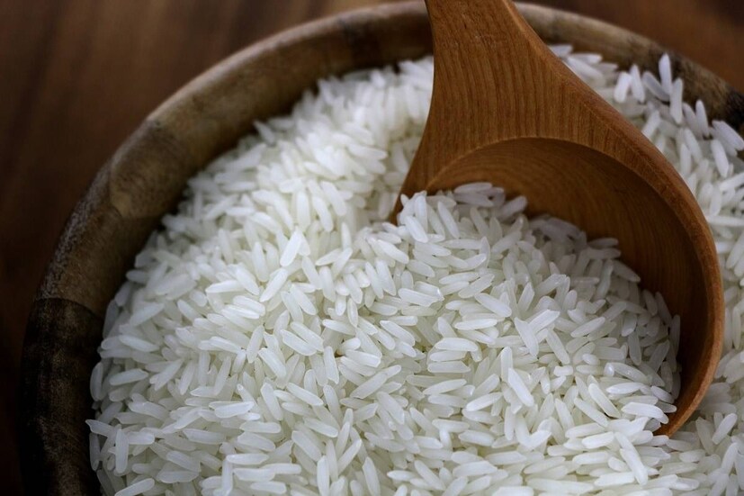 যদি অল্প চালের ভাত করেন, তাহলে সসপ্যানে সামান্য সাদা তেল বা ঘি নিয়ে চাল একটু নেড়েচেড়ে নিতে পারেন৷ তার পর ওই চাল দিয়ে যেমন ভাবে ভত করা হয়, তেমন ভাবেই করুন৷ 