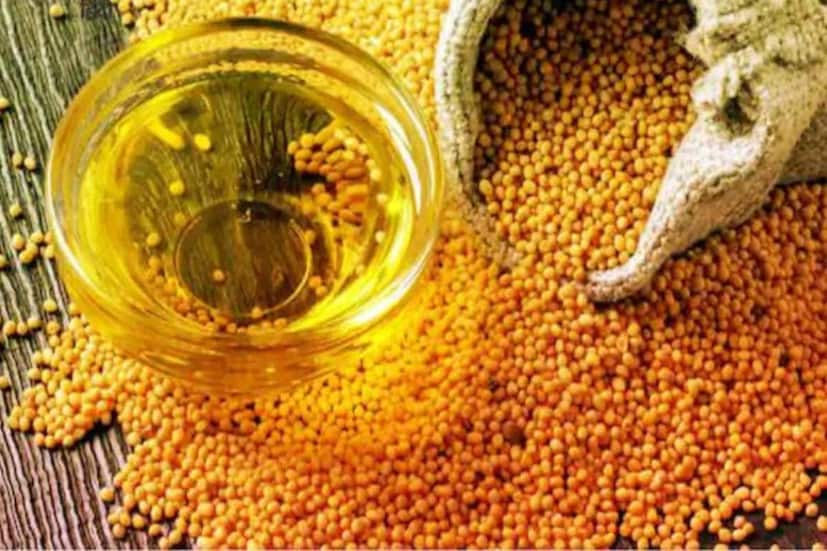 অনেকেই রাতভর তেল মেখে থাকেন৷ সর্ষের তেল সারা রাত দিয়ে রাখবেন না৷ এত স্ক্যাল্প খুব চিটচিটে হয়ে পড়বে৷ শ্যাম্পু করার পরও স্ক্যাল্প ভাল পরিষ্কার হবে না৷ তাই স্নানের আধঘণ্টা আগে চুলে সর্ষের তেল মাখলেই যথেষ্ট৷ 