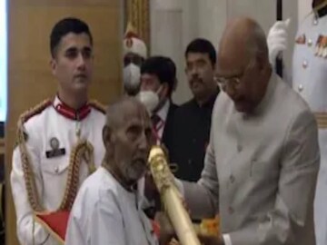 পদ্মশ্রী সম্মান গ্রহণ করলেন ১২৫ বছর বয়সি যোগী স্বামী শিবানন্দ